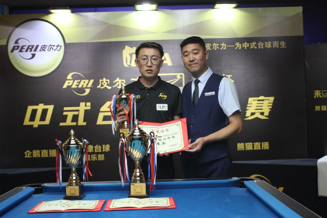 决不允许！巴西U17球员站在球上，裁判及时吹停黄牌警告.