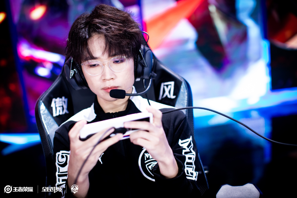 3年1.02亿美元！大号版布里奇斯？湖人躲过一劫，不然约基奇就真没有了